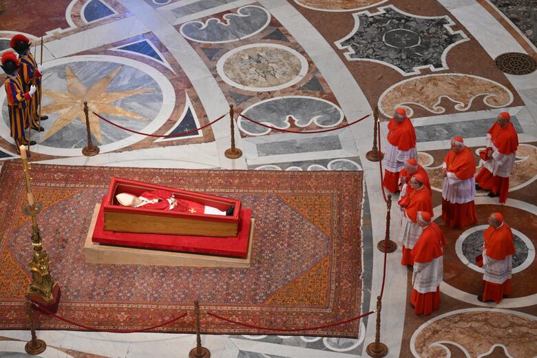 El féretro del papa Francisco llega a la basílica de San Pedro