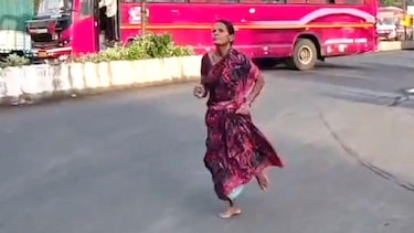 La madre que se volvió viral por correr descalza (y ganar) una carrera para poder comprar los útiles escolares de su hija