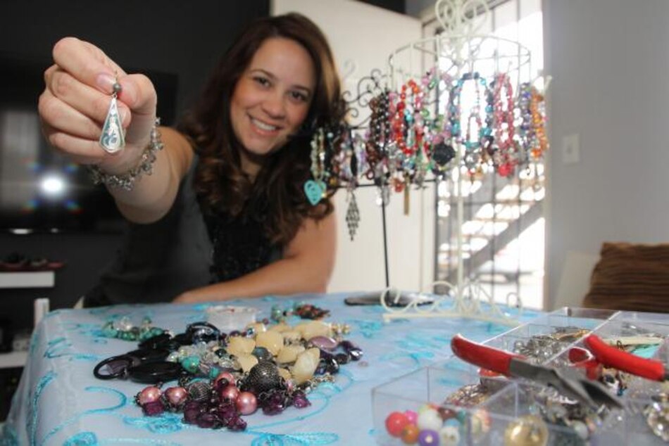 Convierten aretes en desuso en joyas para ayudar a huérfanos en Latinoamérica