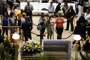 Cientos acuden al velorio de Cheo Feliciano
