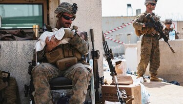 Estados Unidos muestra a sus soldados ayudando a bebés y niños en Afganistán