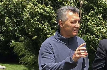 Atacan el vehículo del presidente Macri, quien resulta ileso