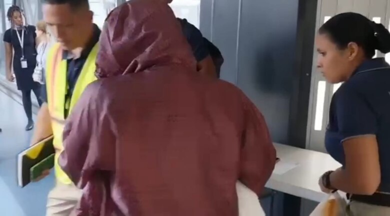 Costa Rica extradita a la esposa de Cholo Chorrillo