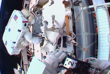 Dos astronautas de Estados Unidos terminan primera salida orbital del año de la ISS