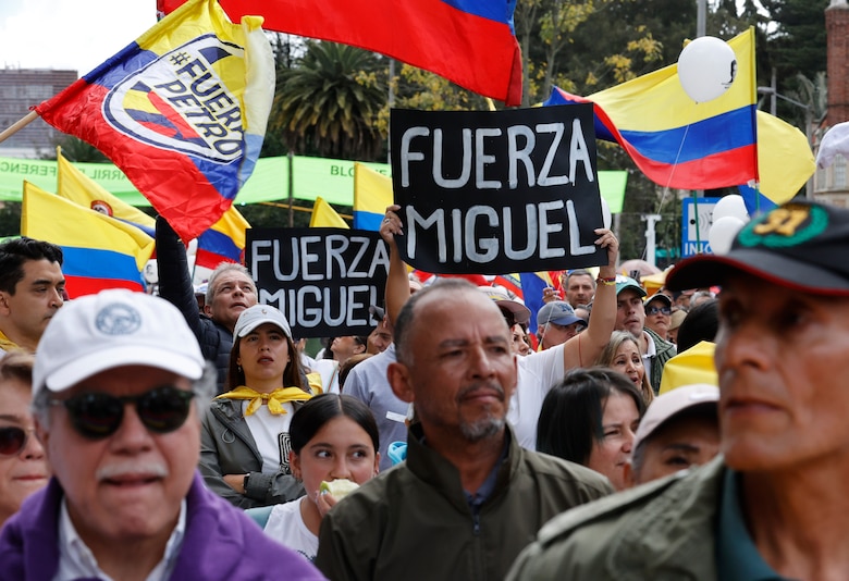 Miles de colombianos salen a las calles de grandes ciudades para rechazar la violencia