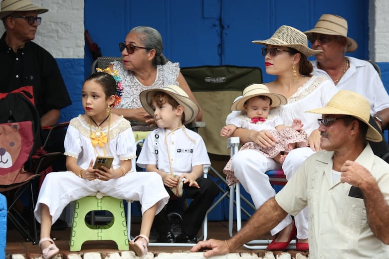 Así vive La Villa de Los Santos el 10 de noviembre: entre el fervor patriótico y la escasez de agua