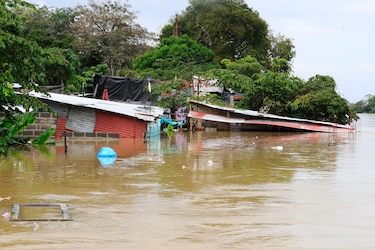 ‘Esto se demora’: la desesperanza se apodera de damnificados por inundaciones en Colombia