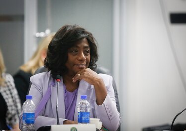 La Asamblea vuelve a citar a Lucy Molinar: estado de las escuelas, comida escolar y ‘laptops’ en el centro del debate