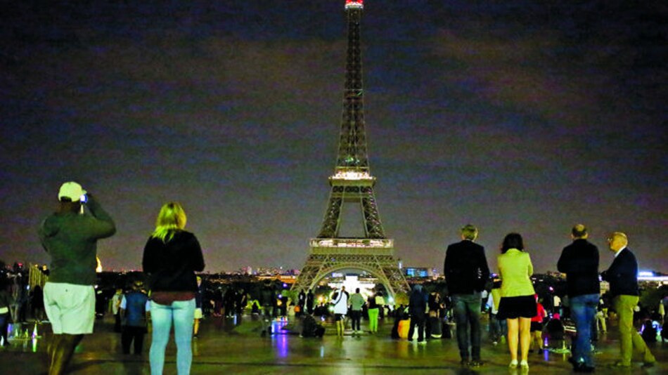 Torre Eiffel, a oscuras por atentado
