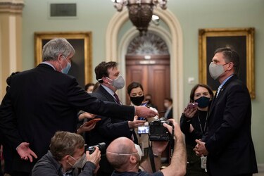 Demócratas en juicio político urgen al Senado a inhabilitar a Donald Trump