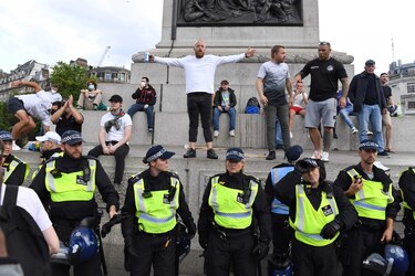 Antirracistas y de extrema derecha se manifiestan en Londres en un tenso ambiente