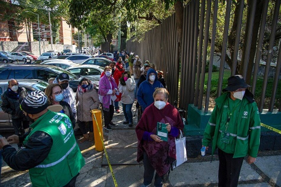 Con adultos mayores, México reanuda la vacunación masiva contra la Covid-19