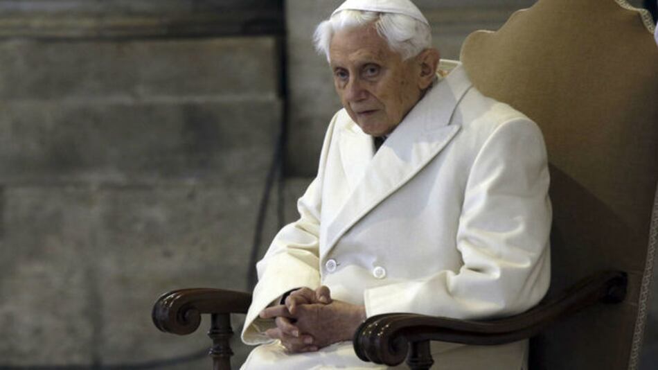 Papa emérito reflexiona sobre papado y su sucesor Francisco