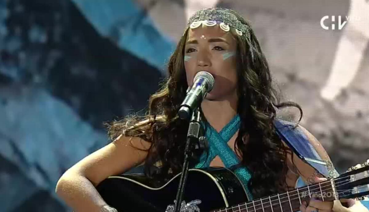 Astrid Veas se llevó los premios de la categoría folclórica con 'Mundo al revés'.
