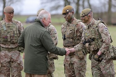Carlos III visita a los militares ucranianos en el campo de entrenamiento británico