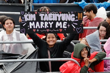 Poco alimento, lluvia y frío: la noche a la intemperie por concierto de BTS en Bogotá
