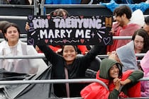 Poco alimento, lluvia y frío: la noche a la intemperie por concierto de BTS en Bogotá