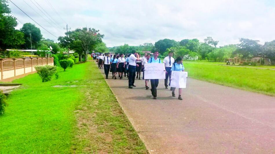 Docentes y padres de colegios de Ocú y Tolé paralizan labores