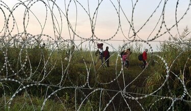 Hungría concluye el tendido de la valla alambrada en su frontera con Serbia