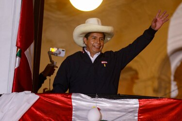 Pedro Castillo se presenta como ganador al ampliarse su ventaja durante el escrutinio en Perú
