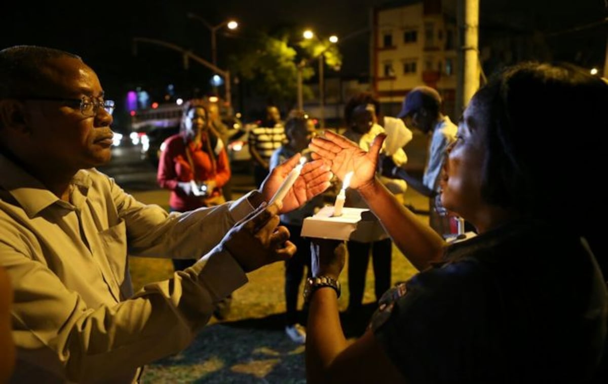 Un grupo de colonenses llevaron a cabo una vigilia la noche de este miércoles, 18 de abril.