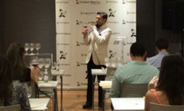 Jóvenes eligen el vino de la temporada