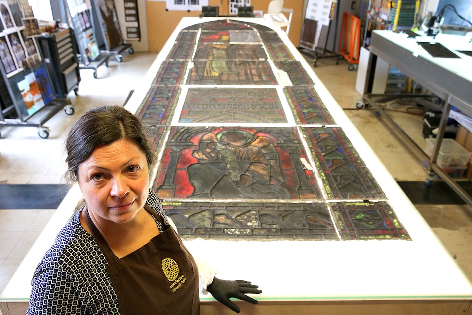 Artesanos restauran los vitrales de Notre-Dame de París afectados por el incendio