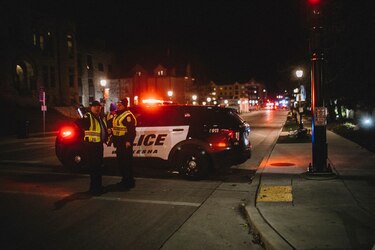 Cinco muertos y 40 heridos tras embestir un vehículo un desfile navideño en Estados Unidos