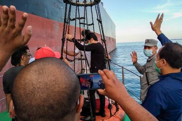 Indonesia libera buques petroleros de Panamá e Irán
