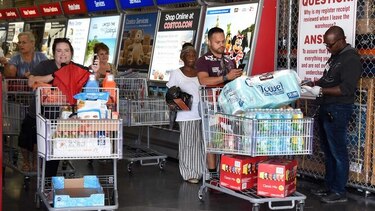 Residentes de Florida se abastecen a la espera del huracán Dorian