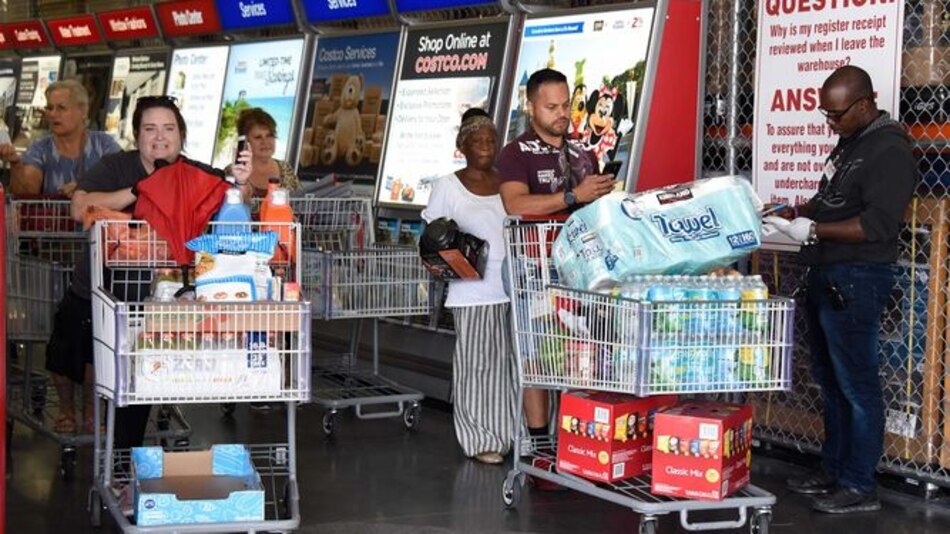 Residentes de Florida se abastecen a la espera del huracán Dorian