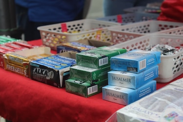 Realizan operativo sanitario, decomisan cigarrillos y hasta tortillas sin registros