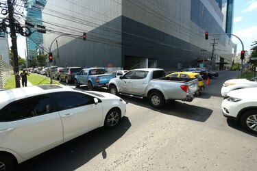 Explotan alcantarillas detrás de Soho Mall; cierran calle por seguridad