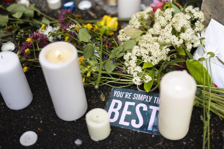 Fans de Tina Turner homenajean con flores y velas a la reina del rock