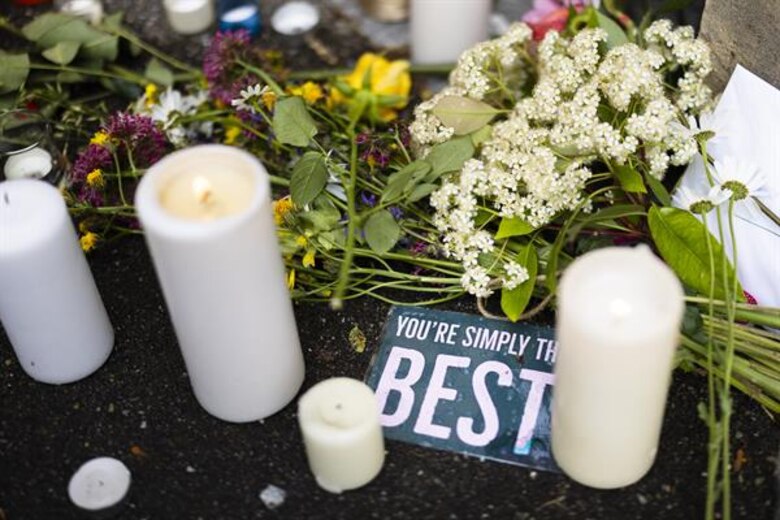 Fans de Tina Turner homenajean con flores y velas a la reina del rock