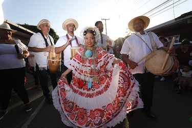Las tunas de tambores salen a desfilar en La Villa en domingo de Carnaval