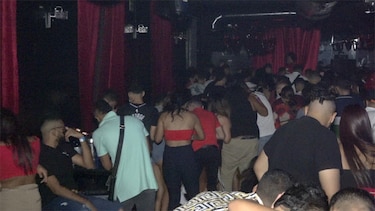 Autoridades sorprenden a unos 60 menores de edad dentro de un bar en Casco Antiguo