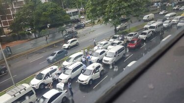 Operadores del transporte de turismo protestan en la avenida Balboa contra Uber