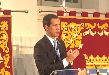 Guaidó pide ‘mantenerse en pie’ frente a la ‘dictadura’ en una polémica visita a Madrid