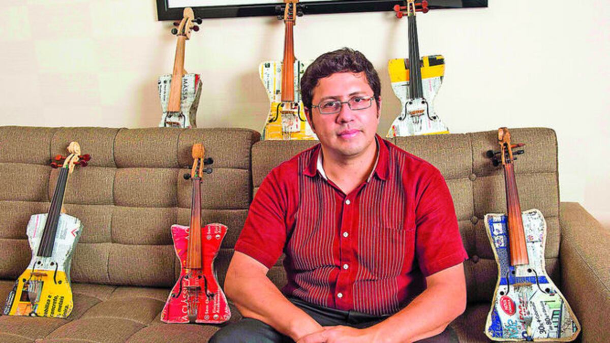 Favio Chávez es el director de la conocida Orquesta de Reciclados.