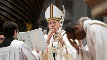 Papa Francisco exhorta a los curas a ‘ensuciarse’ tocando los pecados de la gente