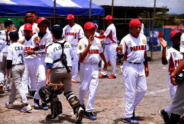 Panamá divide honores en inicio de Serie Latinoamericana