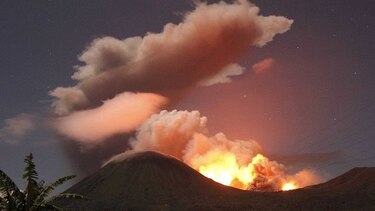 Volcán hace erupción en Sulawesi, Indonesia