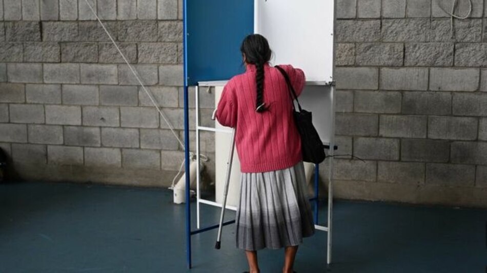 Abren centros de votación para balotaje presidencial en Guatemala