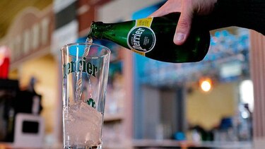 ¿Es Perrier tan pura como afirman? El escándalo por el agua embotellada que sacude a Francia