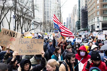 Manifestantes protestan contra los recortes de Trump y Musk en ciudades de todo Estados Unidos