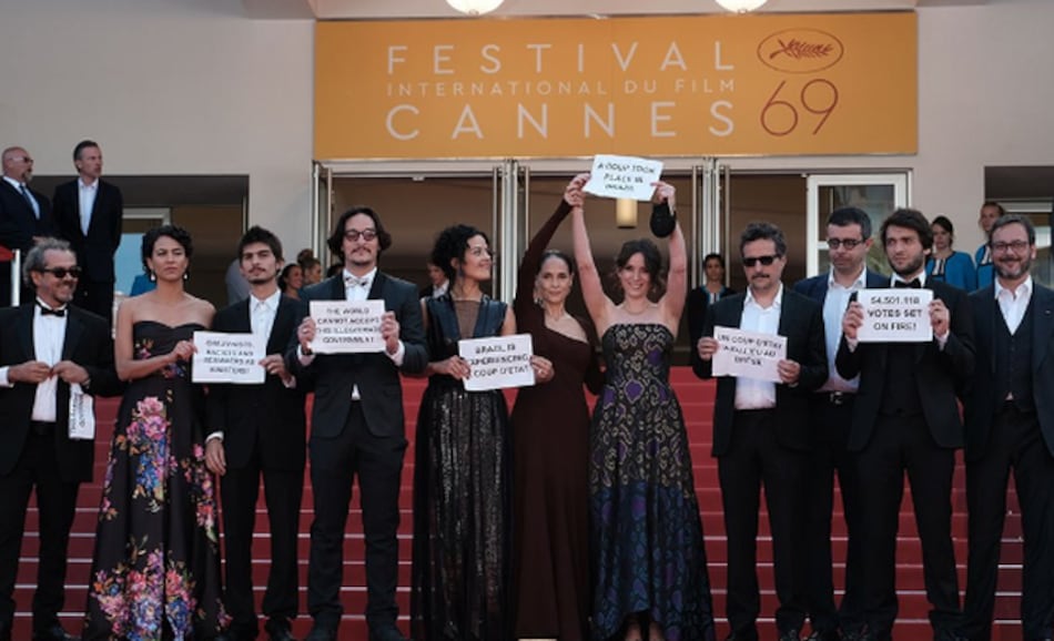 Equipo del filme ‘Aquarius’ protestó en Cannes contra ‘golpe’ en Brasil