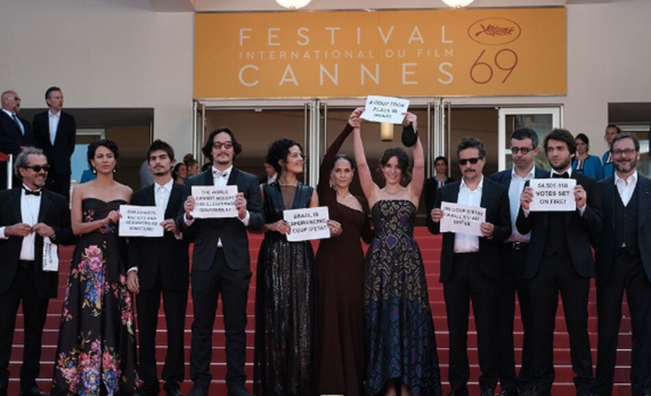 Equipo del filme ‘Aquarius’ protestó en Cannes contra ‘golpe’ en Brasil