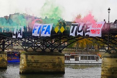 ‘La FIFA mata’, dice una pancarta que activistas colgaron en un puente en París