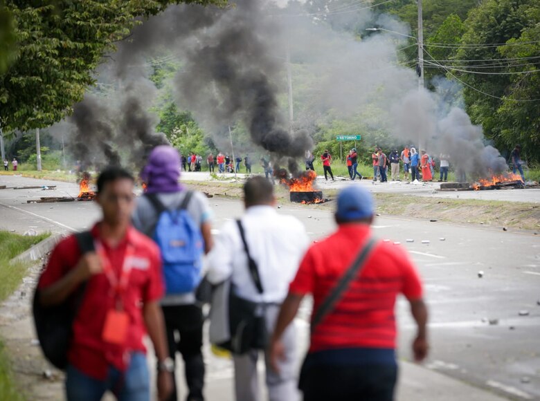 Enfrentamientos entre manifestantes y policías en Pacora, durante jornada de protestas por el nuevo contrato minero